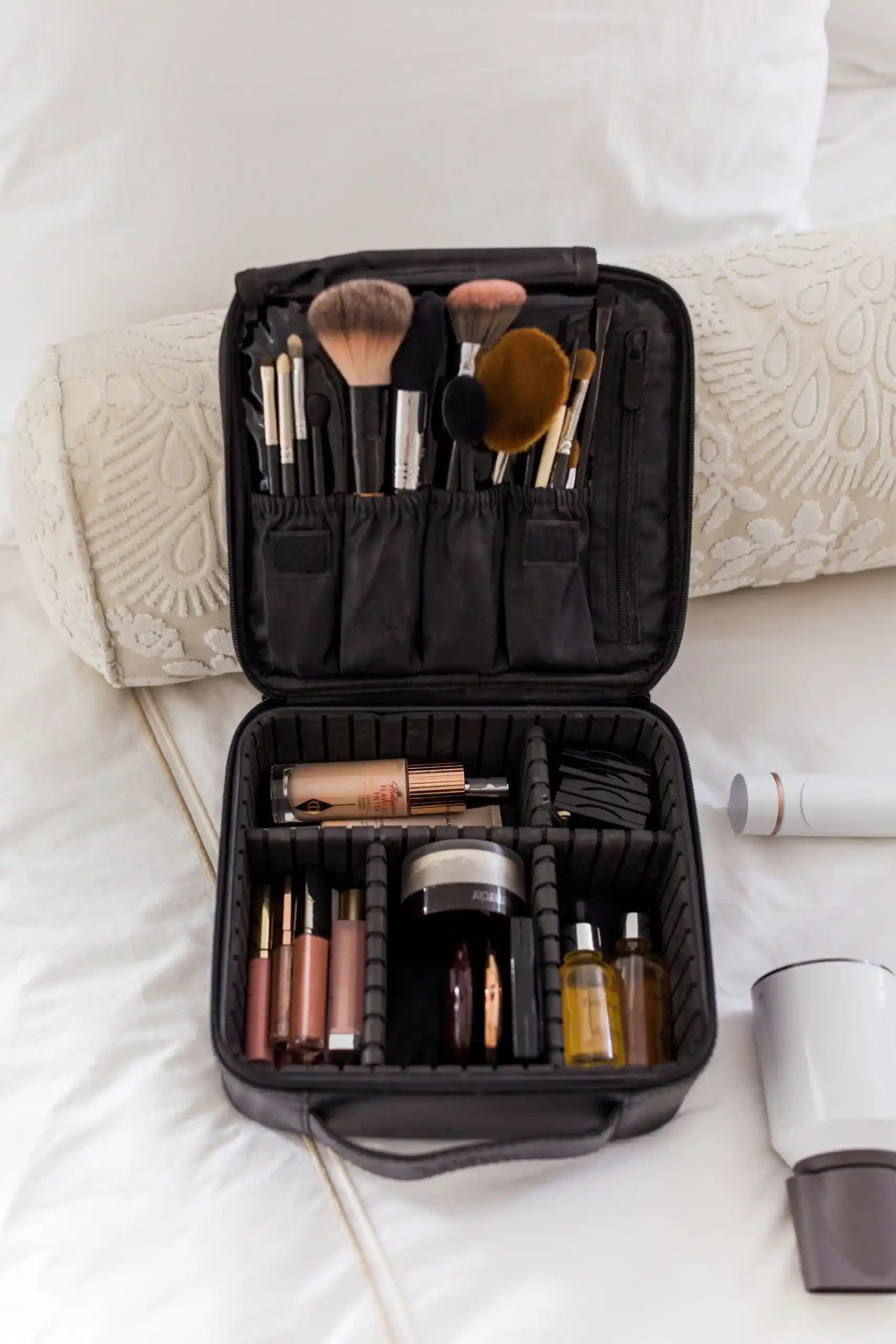 Seyahat Dostu Makyaj Organizerleri: Pratik ve Güvenli Kozmetik Taşıma Çözümleri