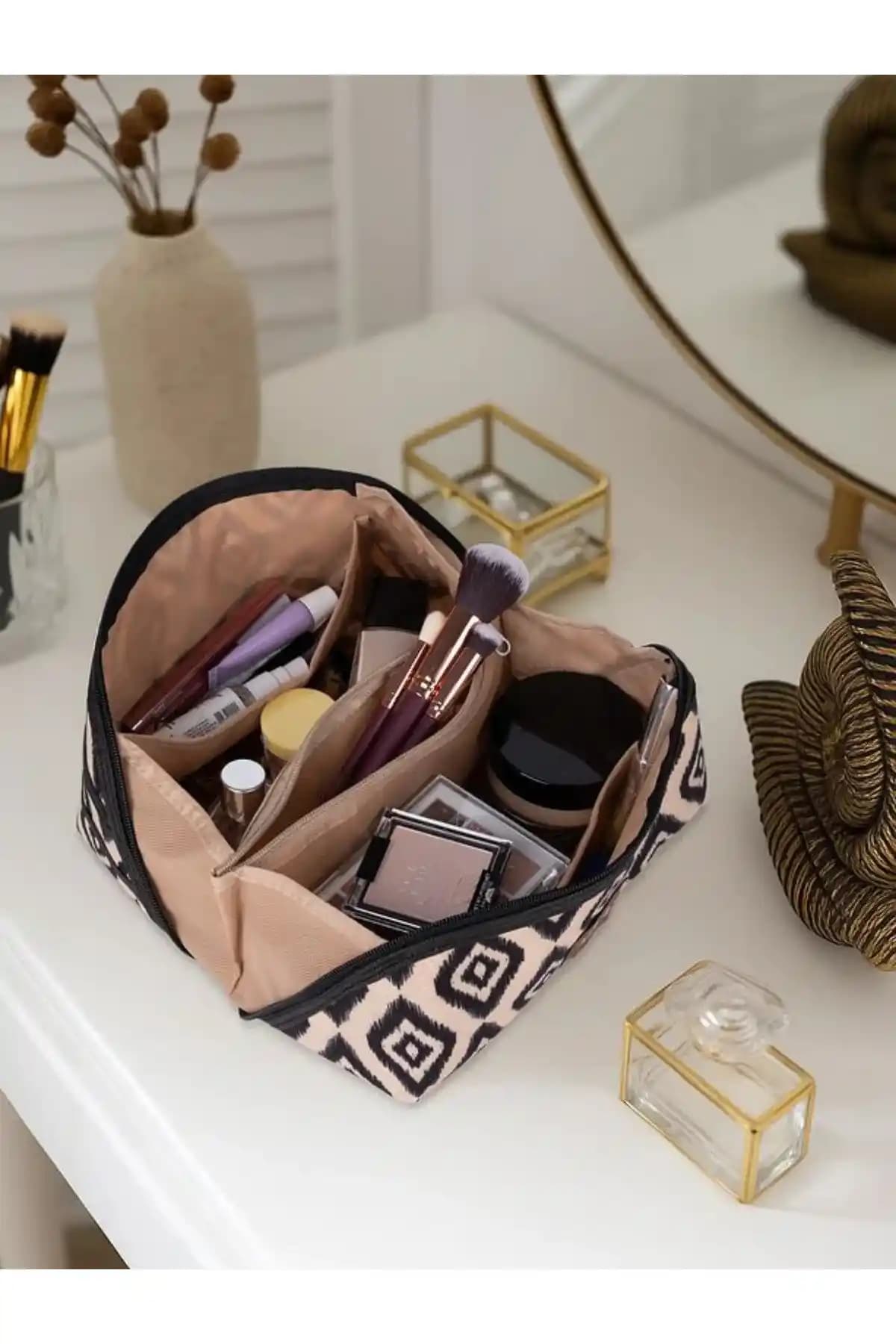 Seyahatlerde Pratiklik Sağlayan Kozmetik Organizer Çantalarının Özellikleri ve Kullanım İpuçları