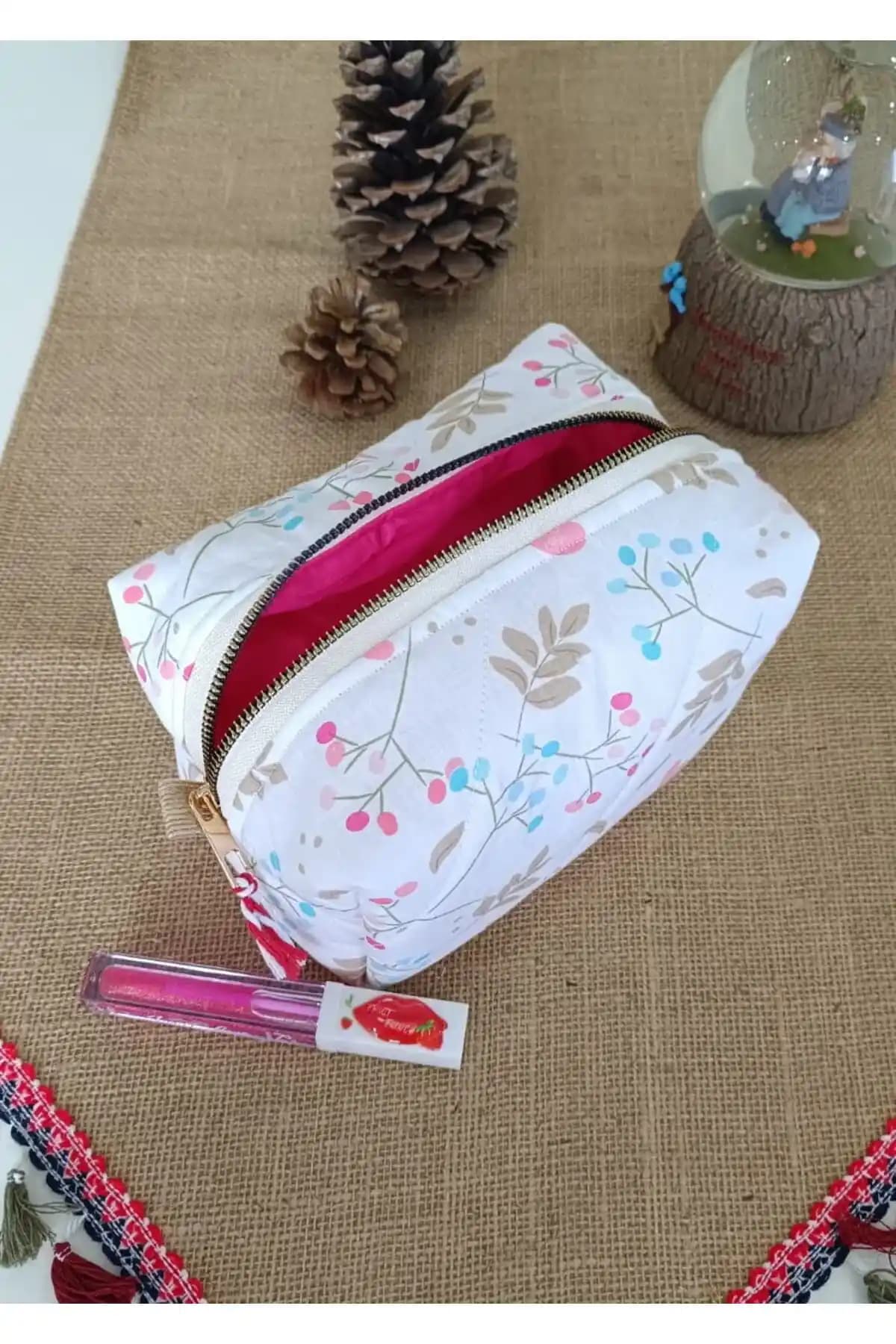 Şık ve Fonksiyonel Geniş Makyaj Çantaları: Tasarım, Malzeme ve Kullanım İpuçları