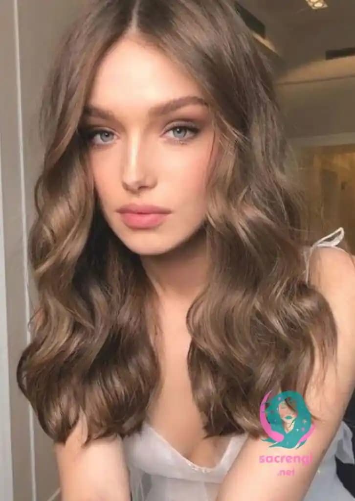 Yoğun Küllü Doğal Kumral Saç Rengi: Şıklık ve Doğallığın Mükemmel Buluşması