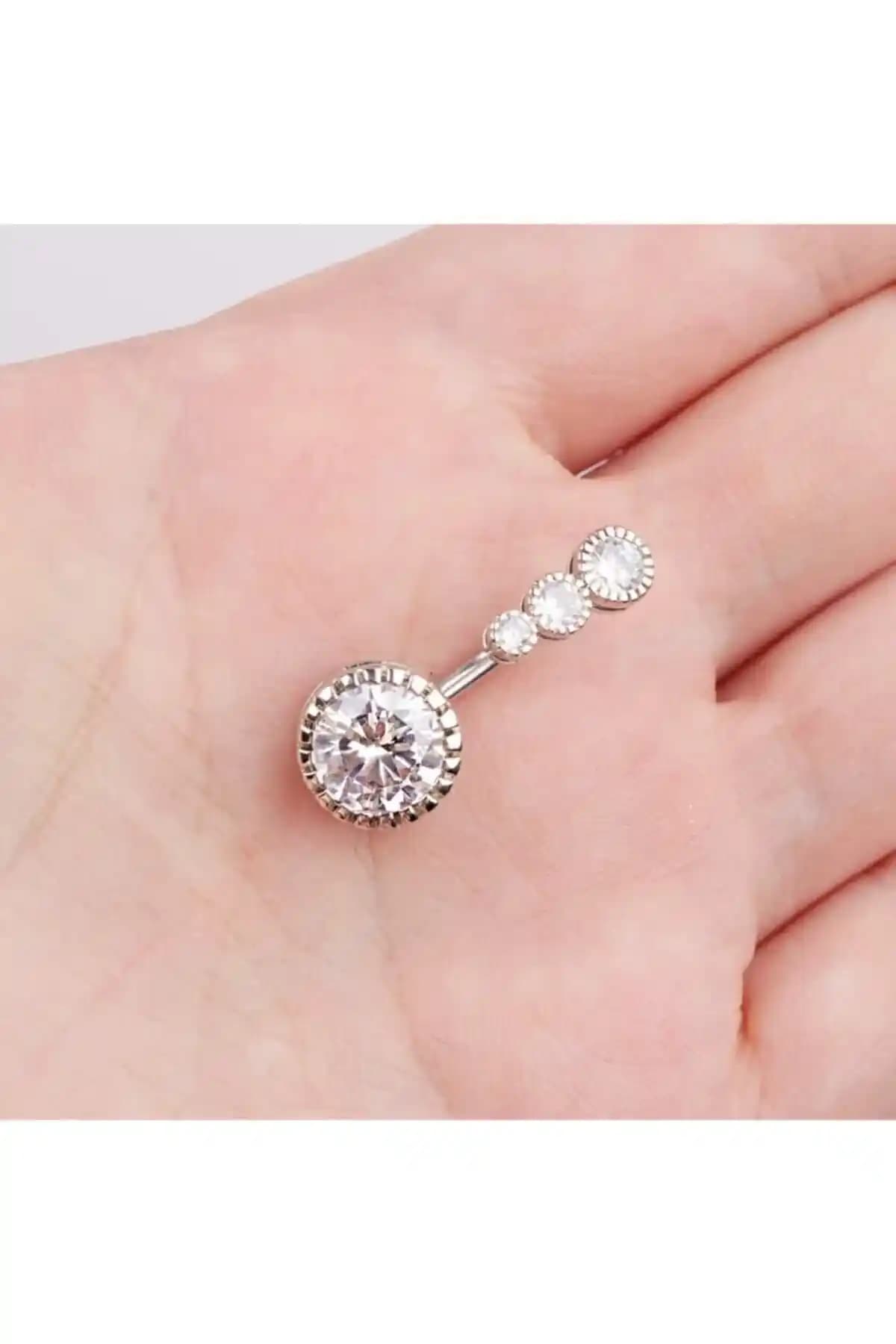 Zirkon Taşlı Göbek Piercingleri: Estetik ve Dayanıklılığın Güçlü Birleşimi
