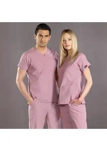 Çizgi Medikal'in Füme Likralı ve Gül Kurusu Doktor Hemşire Üniformaları Karşılaştırması 2