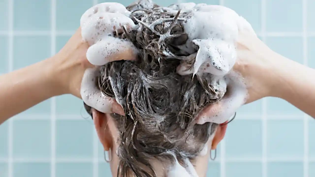 Çift Şampuanlama: Saç Temizliğinde Etkinlik ve Bilimsel Yaklaşım Üzerine Analiz