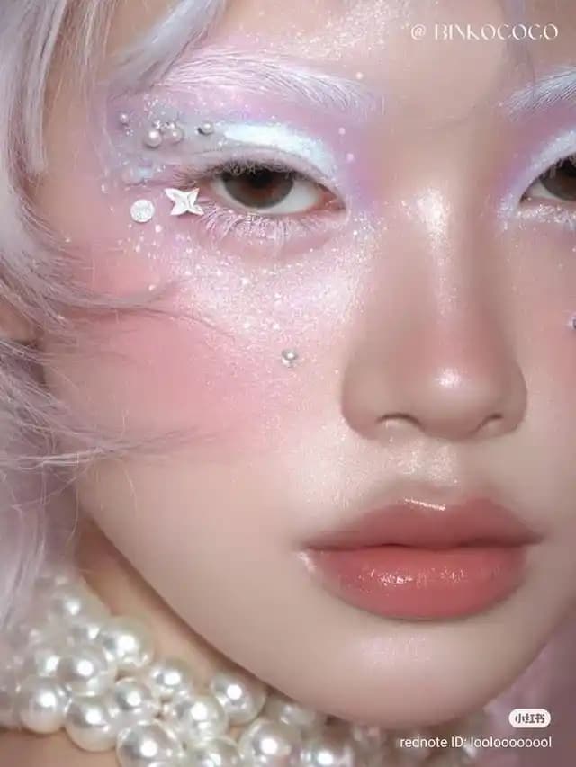 Ethereal ve İnci Parıltılı Makyaj Stilleri: Ürün Seçimi ve Uygulama Teknikleri