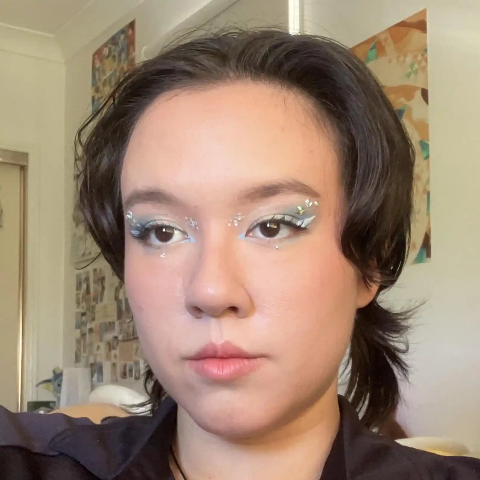 Frosty Eye Look: Soğuk Tonlarda Makyaj Teknikleri ve Ürün İncelemeleri