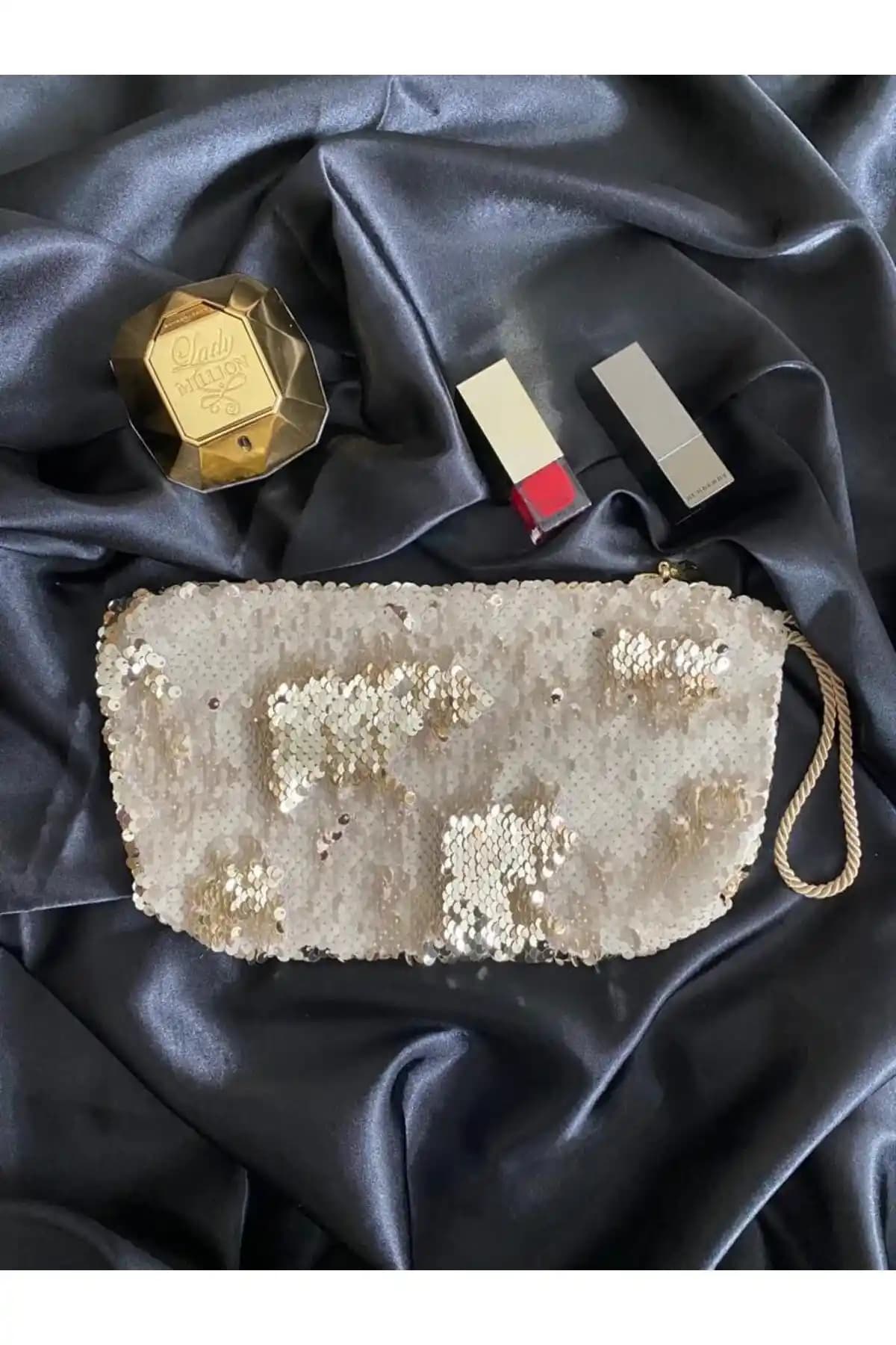 Makyaj Çantasını Gece Çantası Olarak Kullanmanın Moda ve Algı Üzerine Etkileri