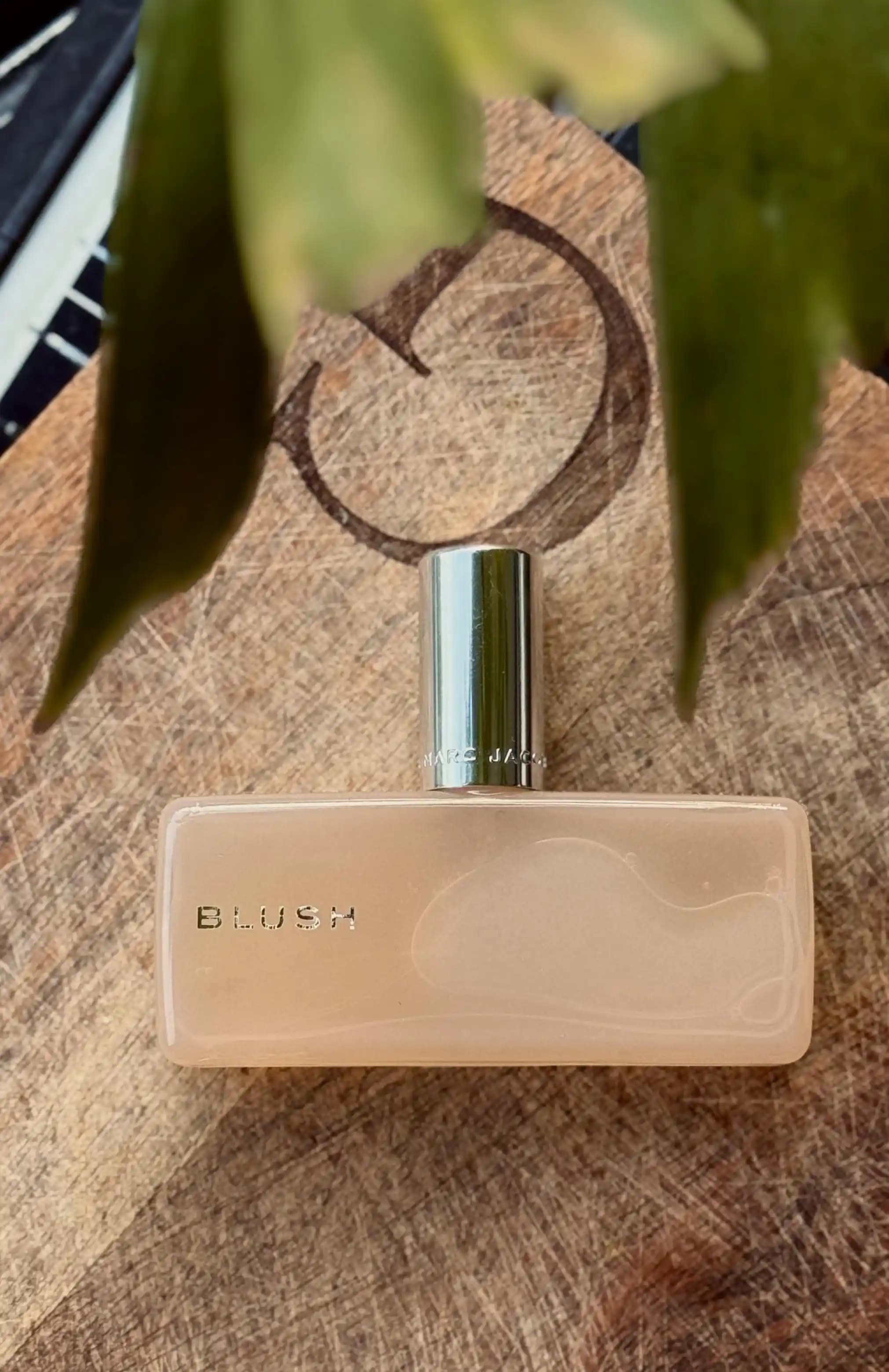 Marc Jacobs Blush Parfümü: Nostaljik ve Özgün Beyaz Çiçeksi Koku İncelemesi