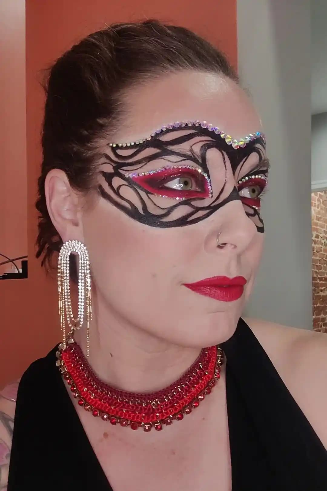 Maskesiz Maskeli Parti İçin Yüz Boyama ile Maske Etkisi Yaratma Teknikleri ve İpuçları