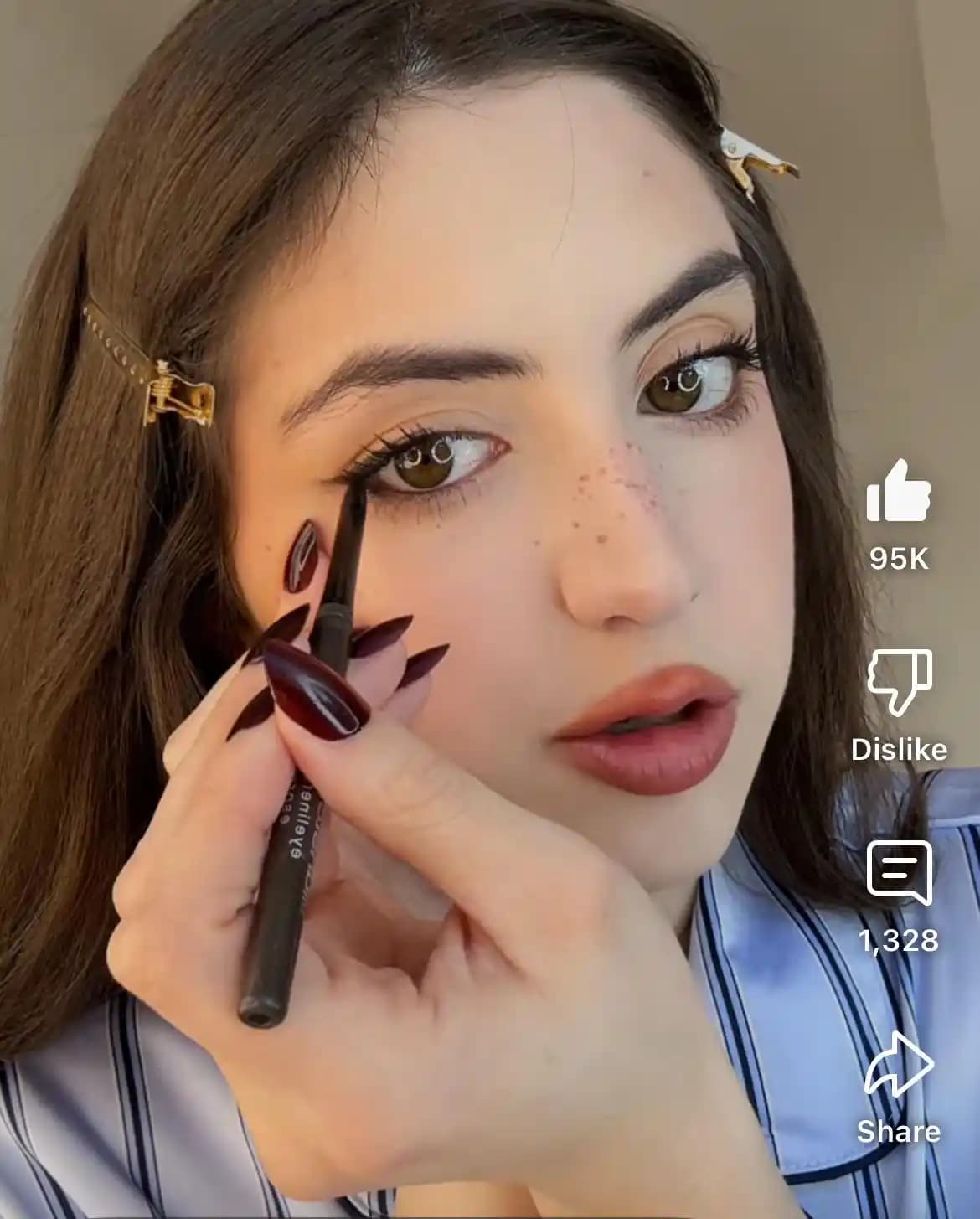 Maybelline Unstoppable Espresso Eyeliner: Koyu Kahverengi Jel Kalem Özellikleri ve Kullanıcı Yorumları