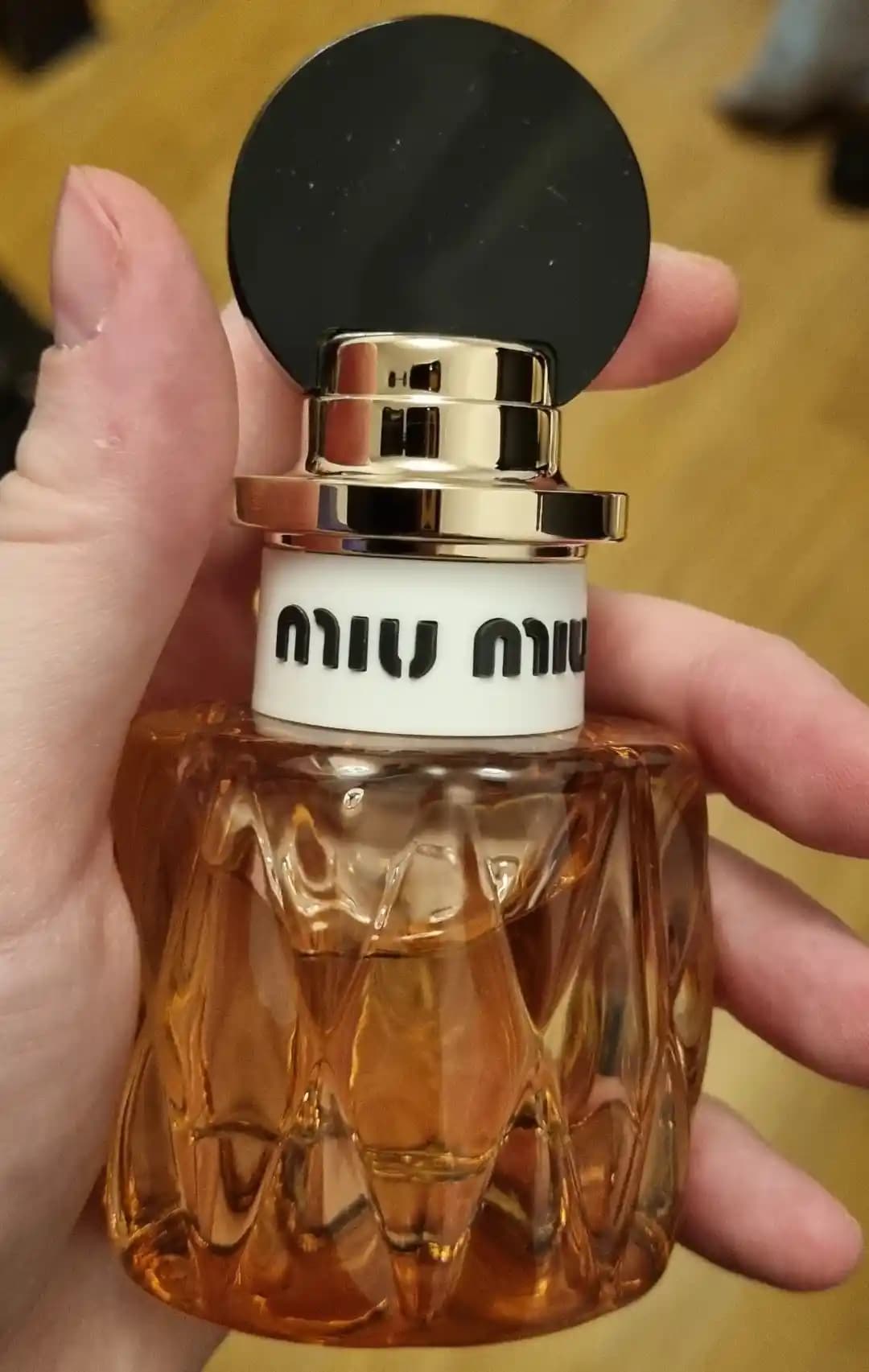 Miu Miu Miutine Parfümü: Beyaz Çiçek ve Çilek Notalarının Hafif Kokusu