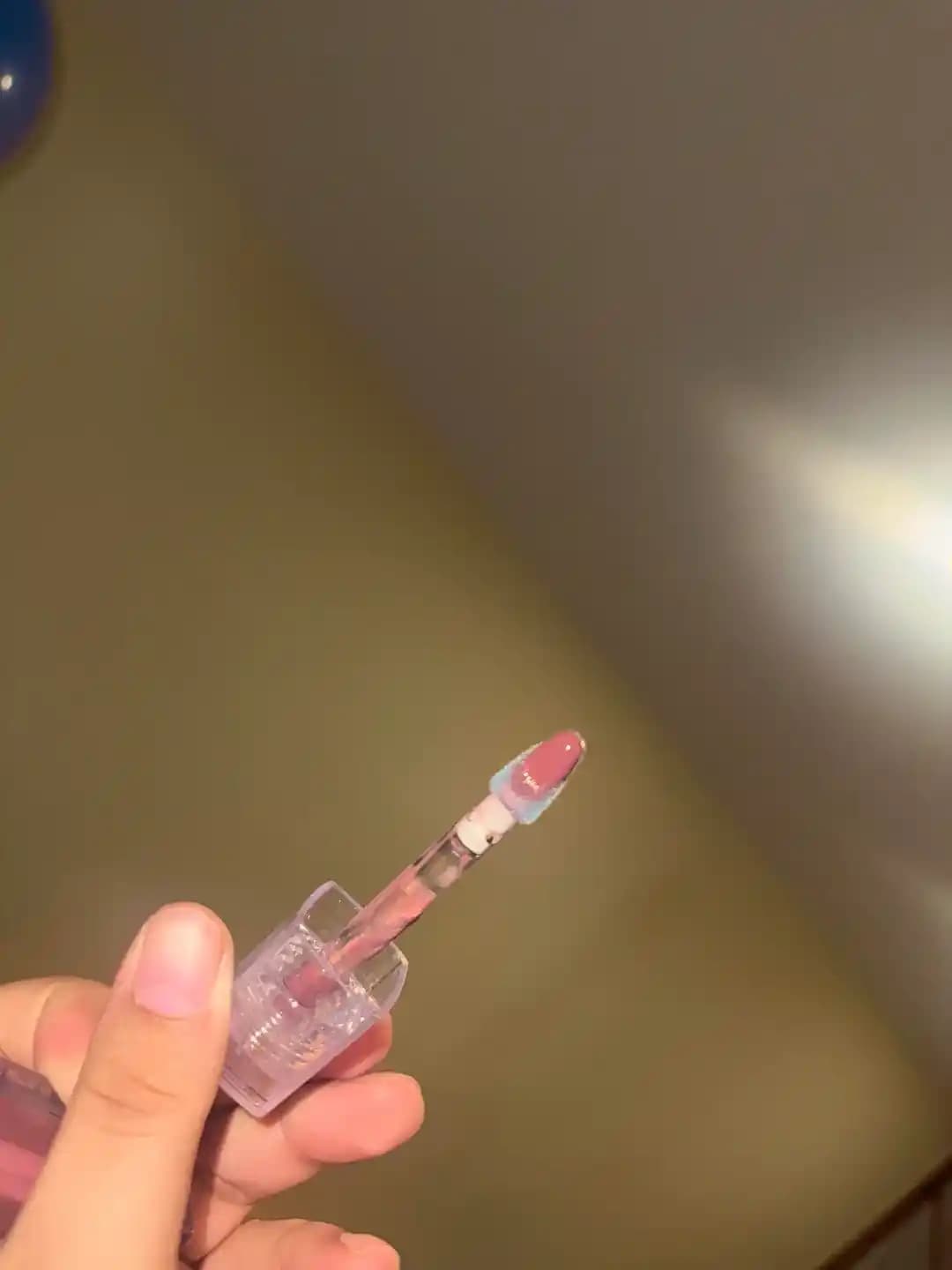 Ruj ve Lipgloss Uygulayıcılarında Mavi Renklerin Nedenleri ve Küf Endişesi Analizi