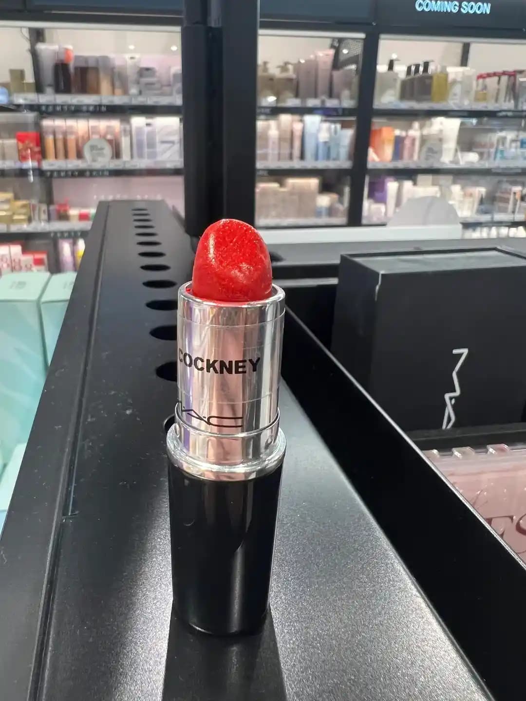 Sıcak Alt Tonlu Ciltlerde Ruj Seçimi: Soğuk Tonların Pembe Görünüm Etkisi ve Çözümleri