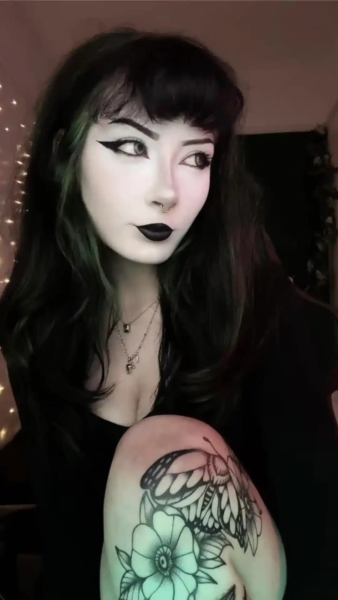 Soft Glam Goth Makyaj Stili: Beyaz Fondöten ve Dumanlı Göz Makyajı Teknikleri