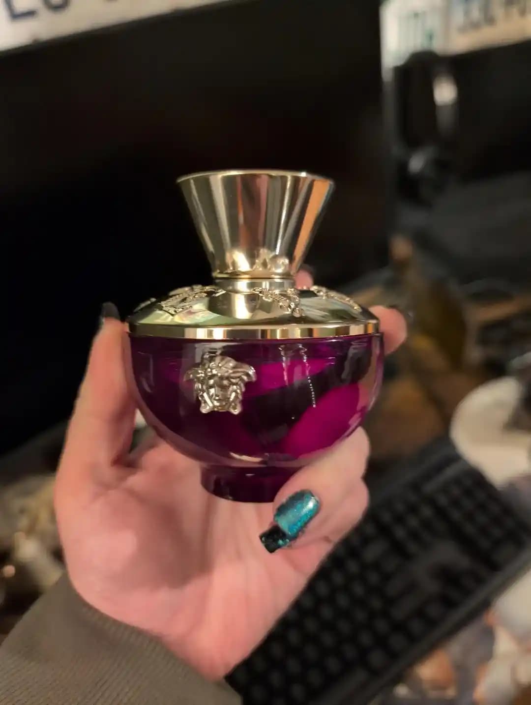 Versace Dylan Purple Kadın Parfümü: Meyvemsi ve Zarif Günlük Koku Seçeneği