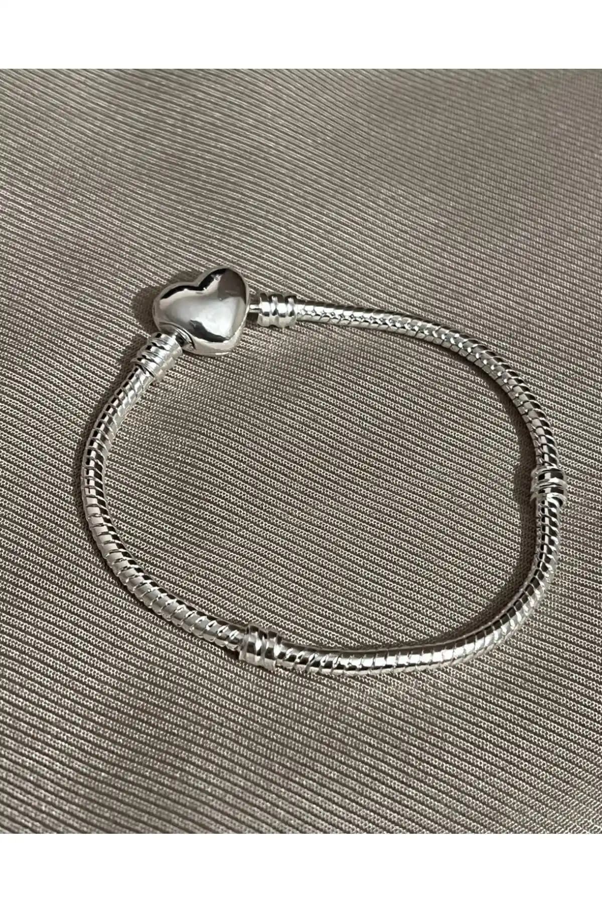 Asaf Kalp Charm Takılabilir Bileklik: Şık ve Dayanıklı Kadın Aksesuarı