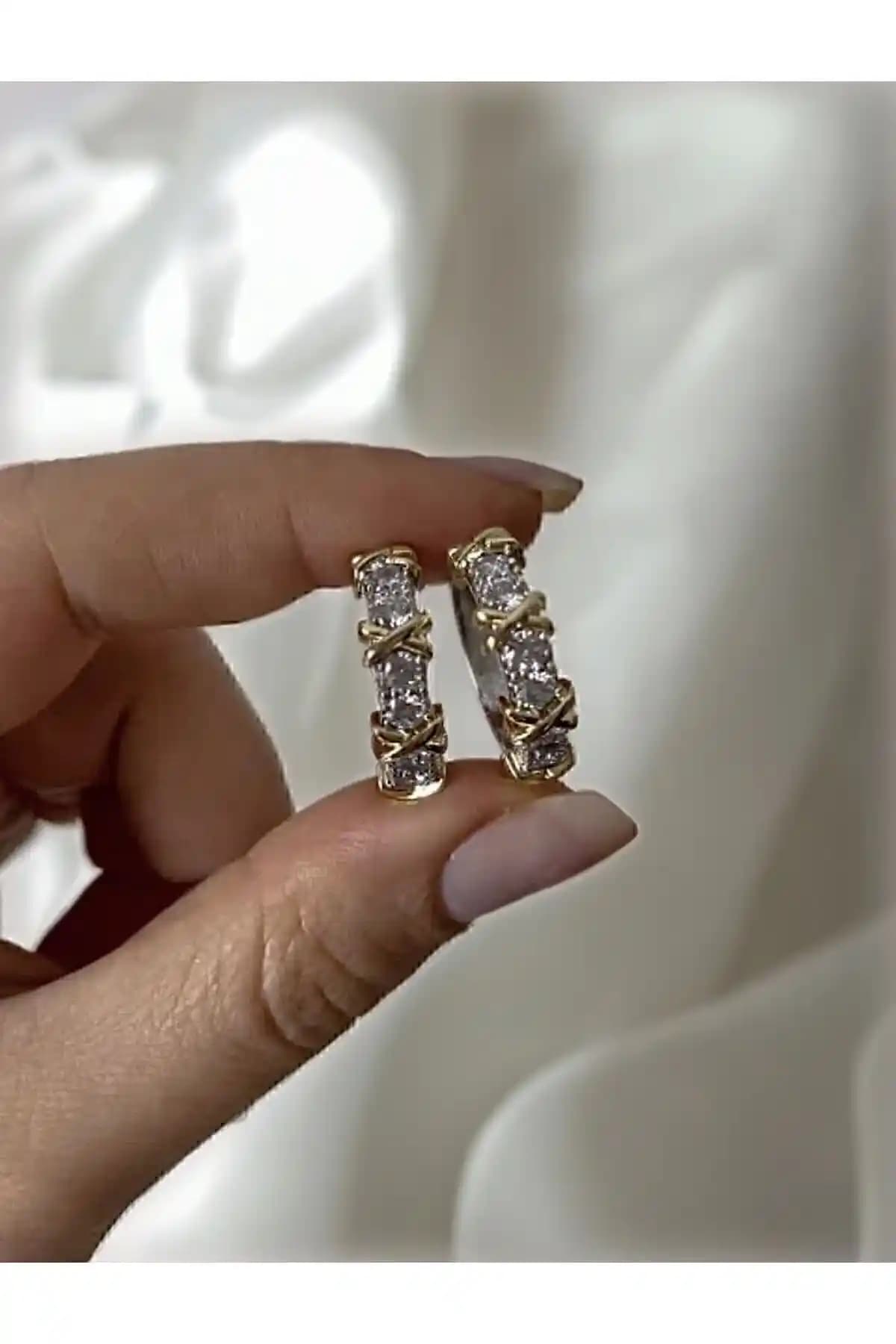 Kadınlar İçin Modern ve Dayanıklı Tiffany Xoxo Çelik Halka Küpe Özellikleri ve Kullanım İpuçları