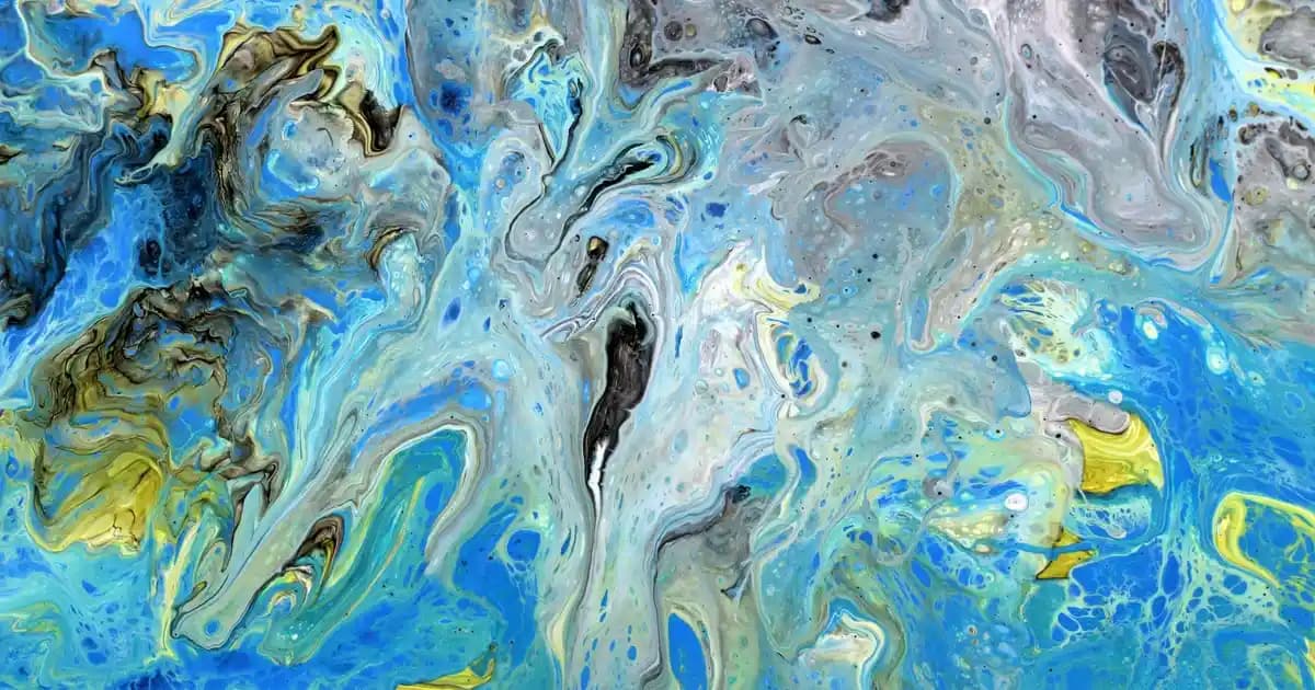 2025'te Şeffaf Renkli Oje ile Tırnaklarınızda Doğallık ve Şıklık