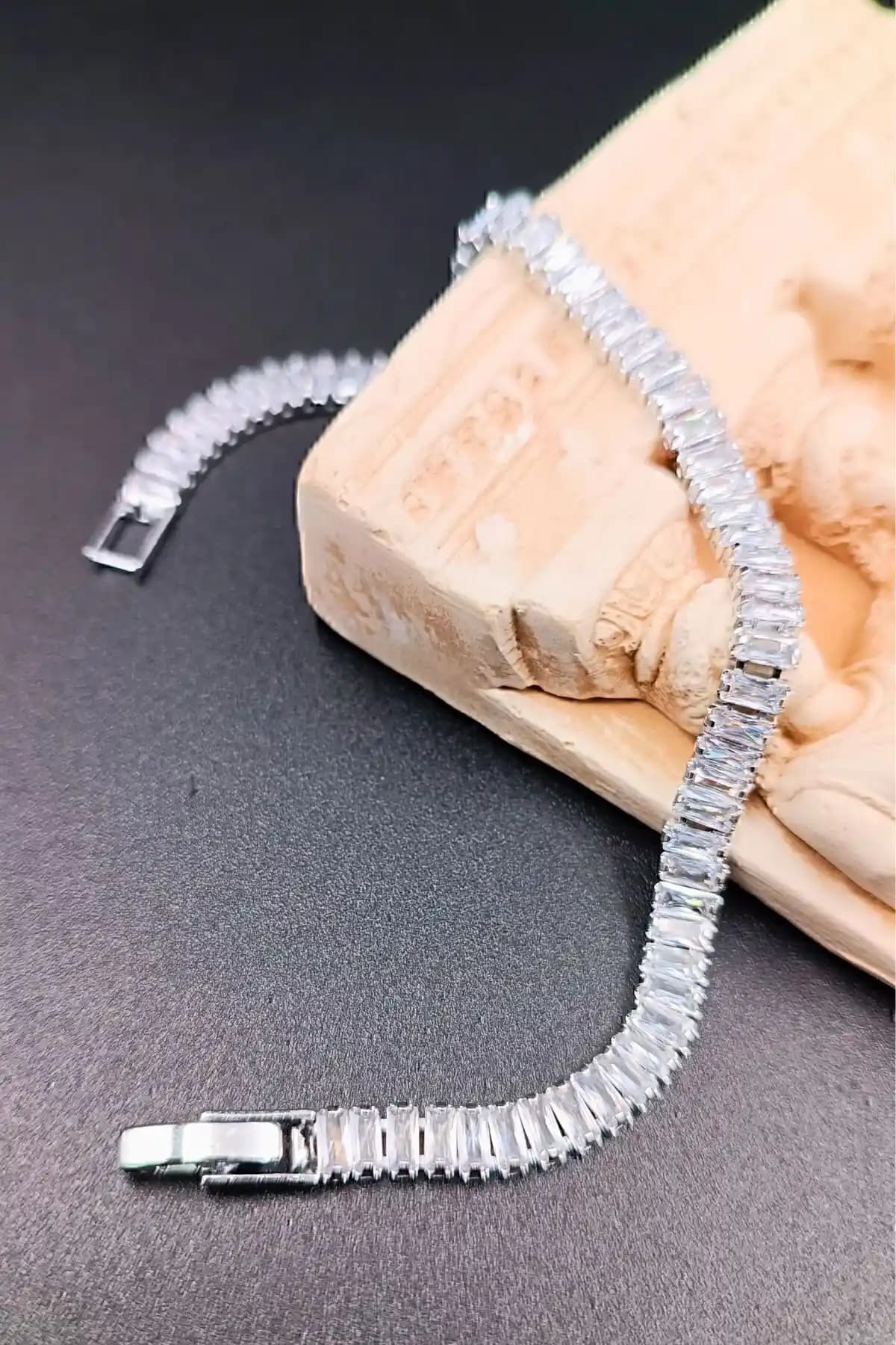 DG AKSESUAR 316 L Çelik Kararmaz Zirkon Baget Taşlı Su Yolu Bileklik - Şıklık ve Dayanıklılık