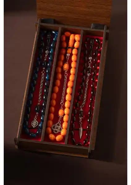 3'lü Toz Kehribar Tesbih Seti Ahşap Kutuda Zarif ve El İşçiliğiyle Öne Çıkar