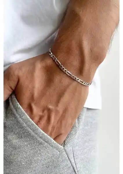 Çelik Bileklikler: Dayanıklılık ve Şıklık Sunan Modaya Uygun Seçenekler