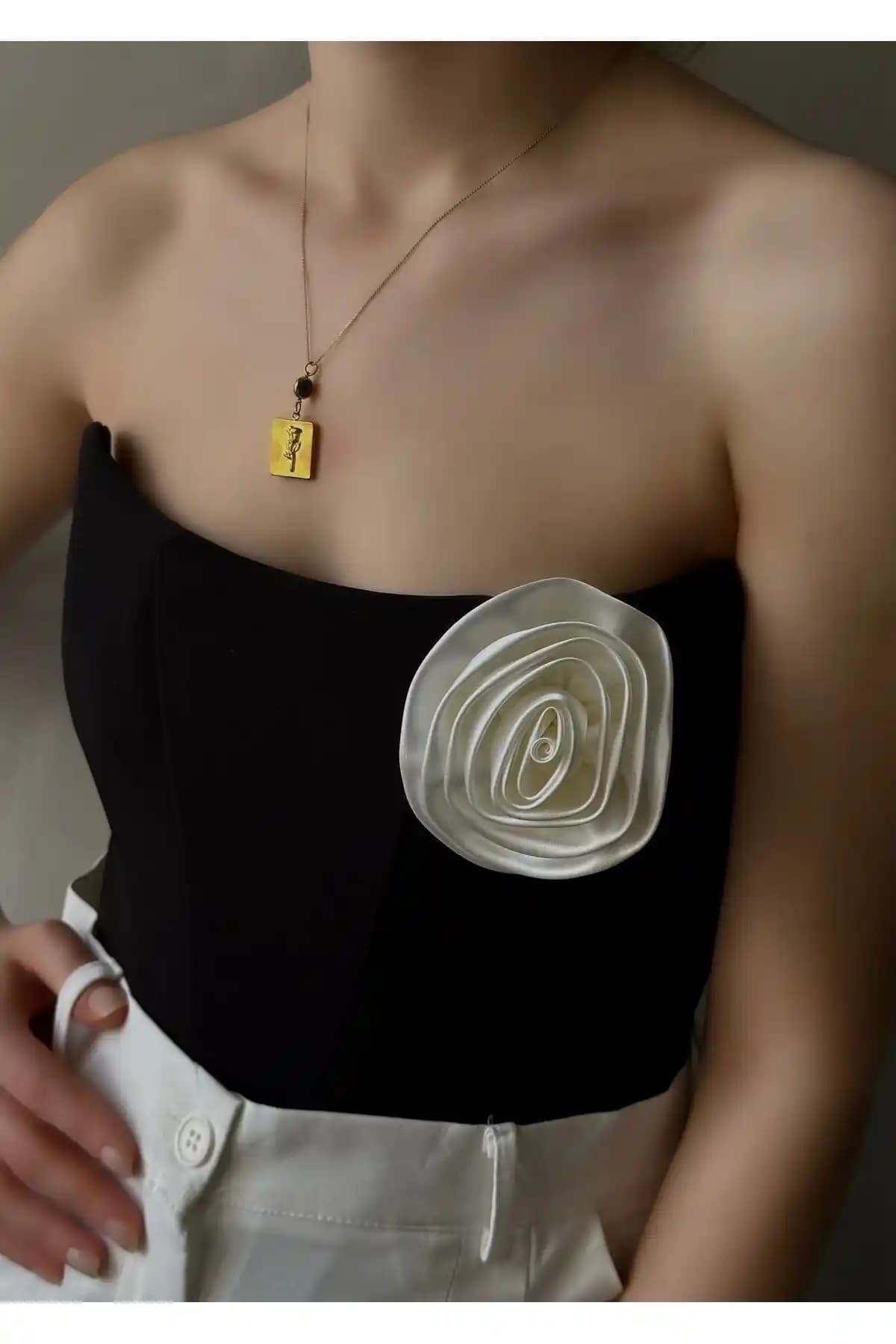 Chance Gift Zarif Yaka Çiçeği - Çok Yönlü ve Şık Takı Seçenekleri