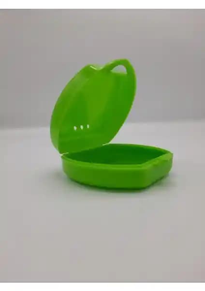 Diş Protez Saklama Kabı ve Kutusu Karşılaştırması: Malzeme, Boyut ve Kullanıcı Yorumları