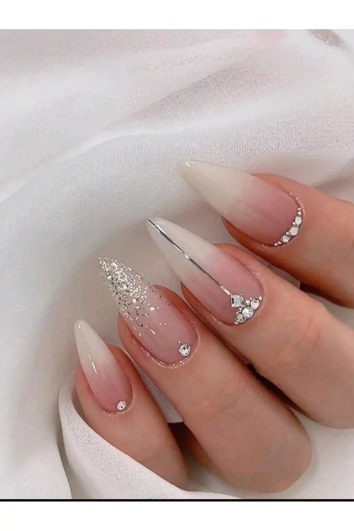 ELNİL BUTİK 24’lü Takma Tırnak Setleri Estetik ve Kullanışlılık Sunan Pratik Güzellik Ürünü