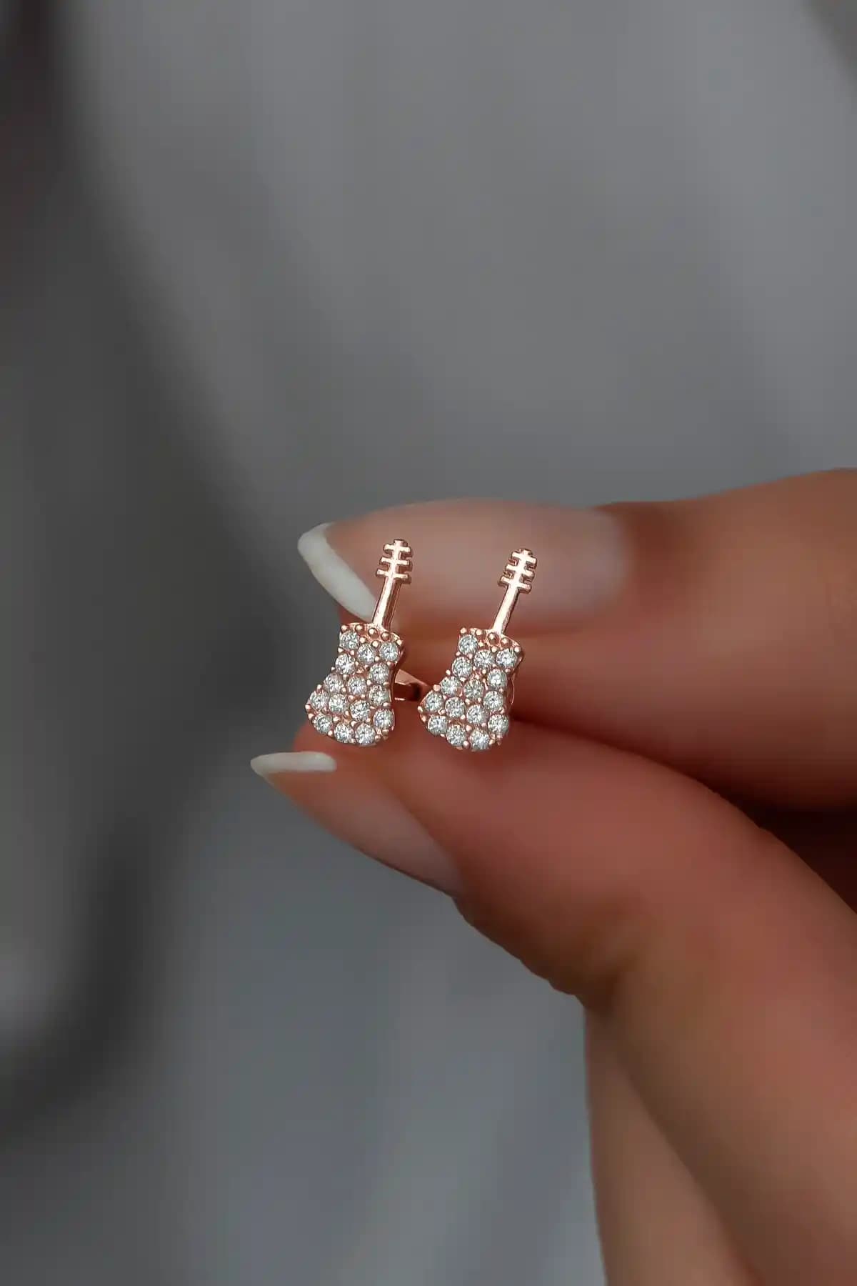 NEREZE 925 Ayar Gümüş Rose Kaplama Gitar Küpe Modern ve Zarif Tasarım