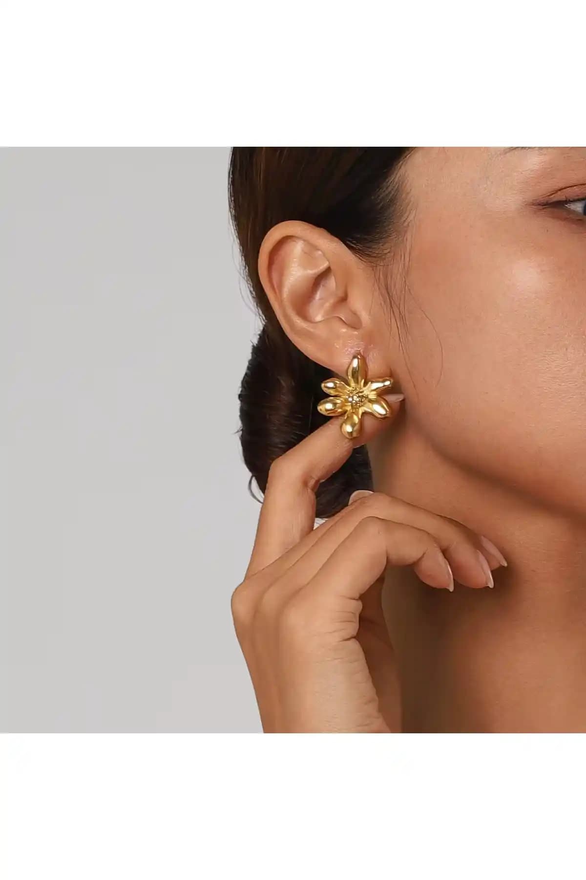 Siya Silver Altın Kaplama Gold Renk Kadın Çelik Küpe Estetik ve Dayanıklı Tasarım