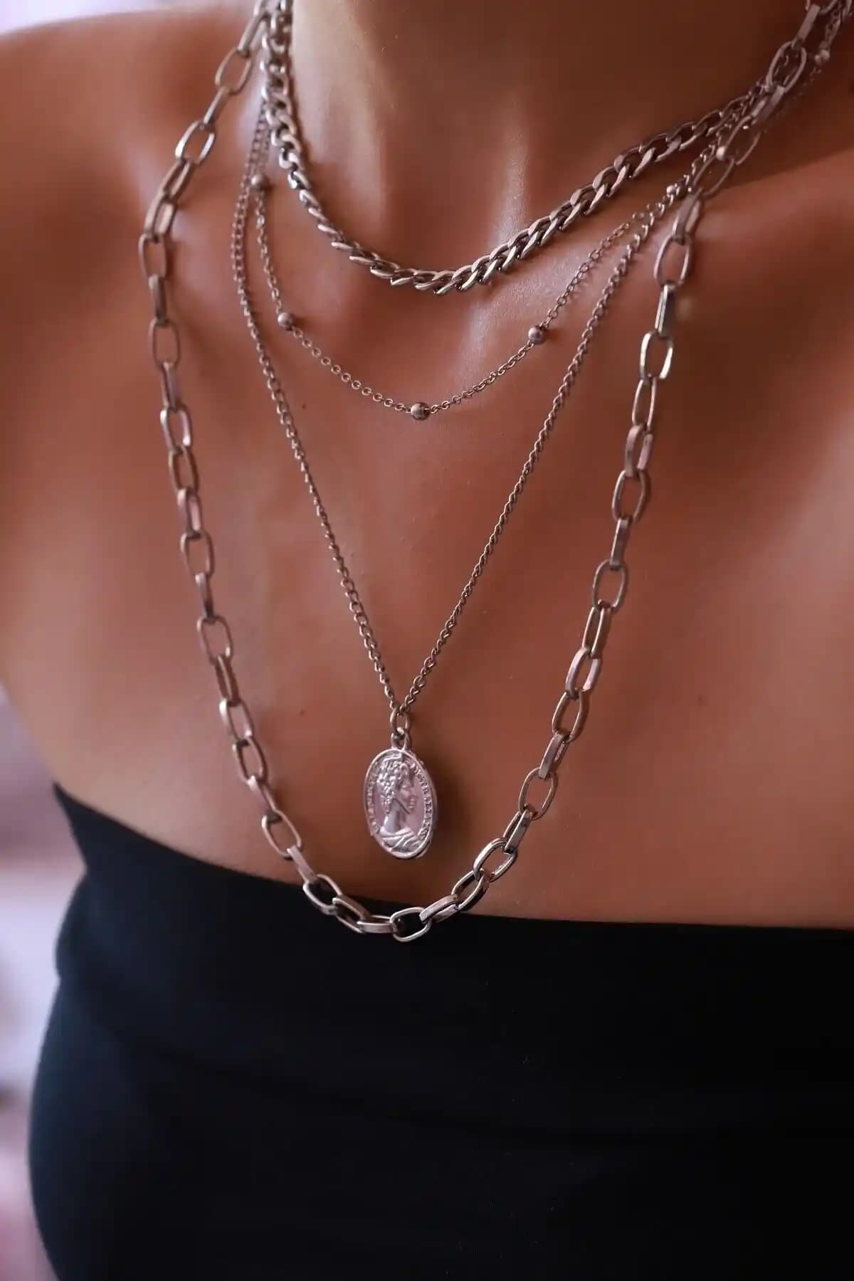 Takıtarzım Gü(müş) Rengi 4'lü Madalyon Kolye: Şıklık ve Dayanıklılık Sunan Modern Takı