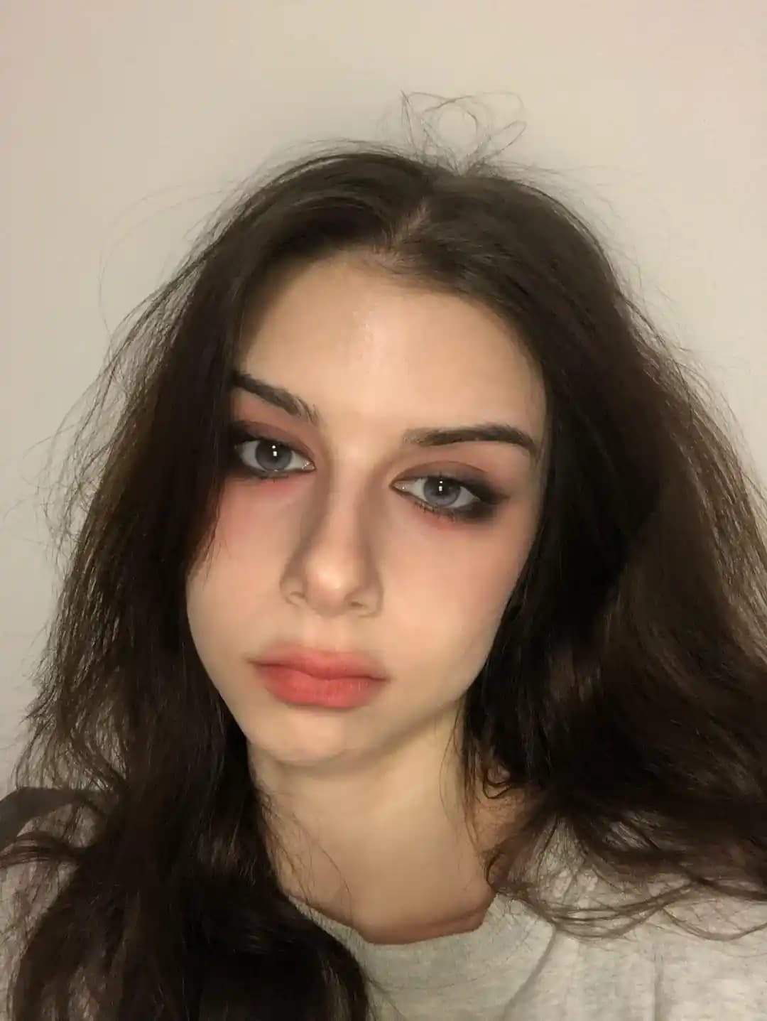 Cesur ve Gotik Makyaj Teknikleri: Göz Makyajı, Sahte Çil ve Stil Önerileri