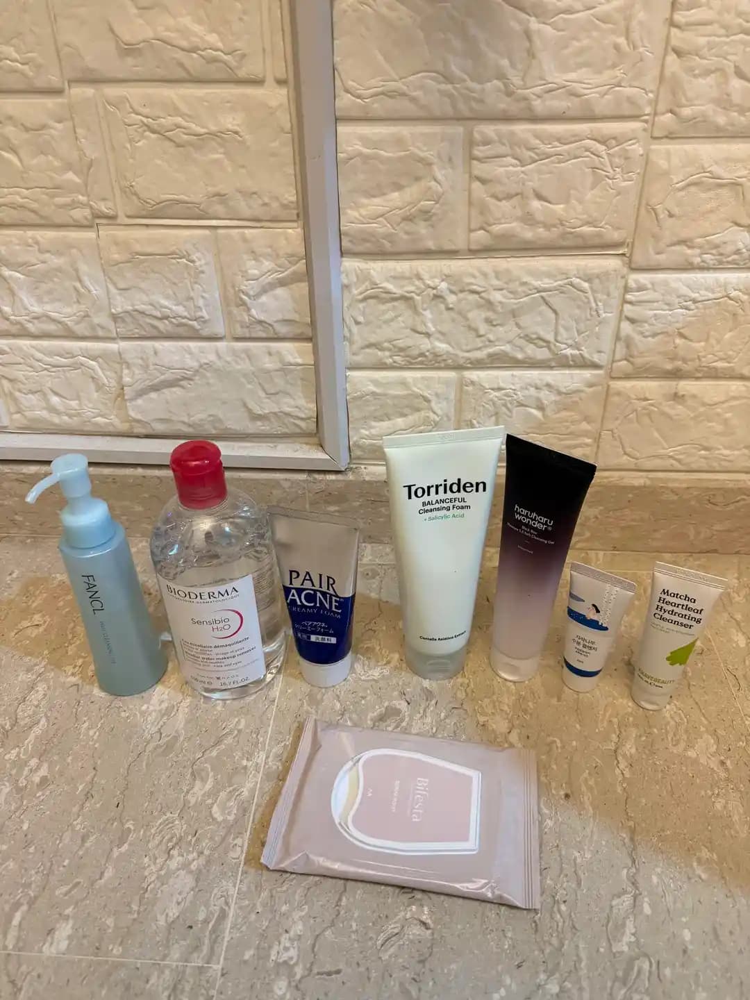 Hassas ve Akneye Eğilimli Ciltler İçin Asya Markalı Temizleyici Ürünlerin Değerlendirmesi