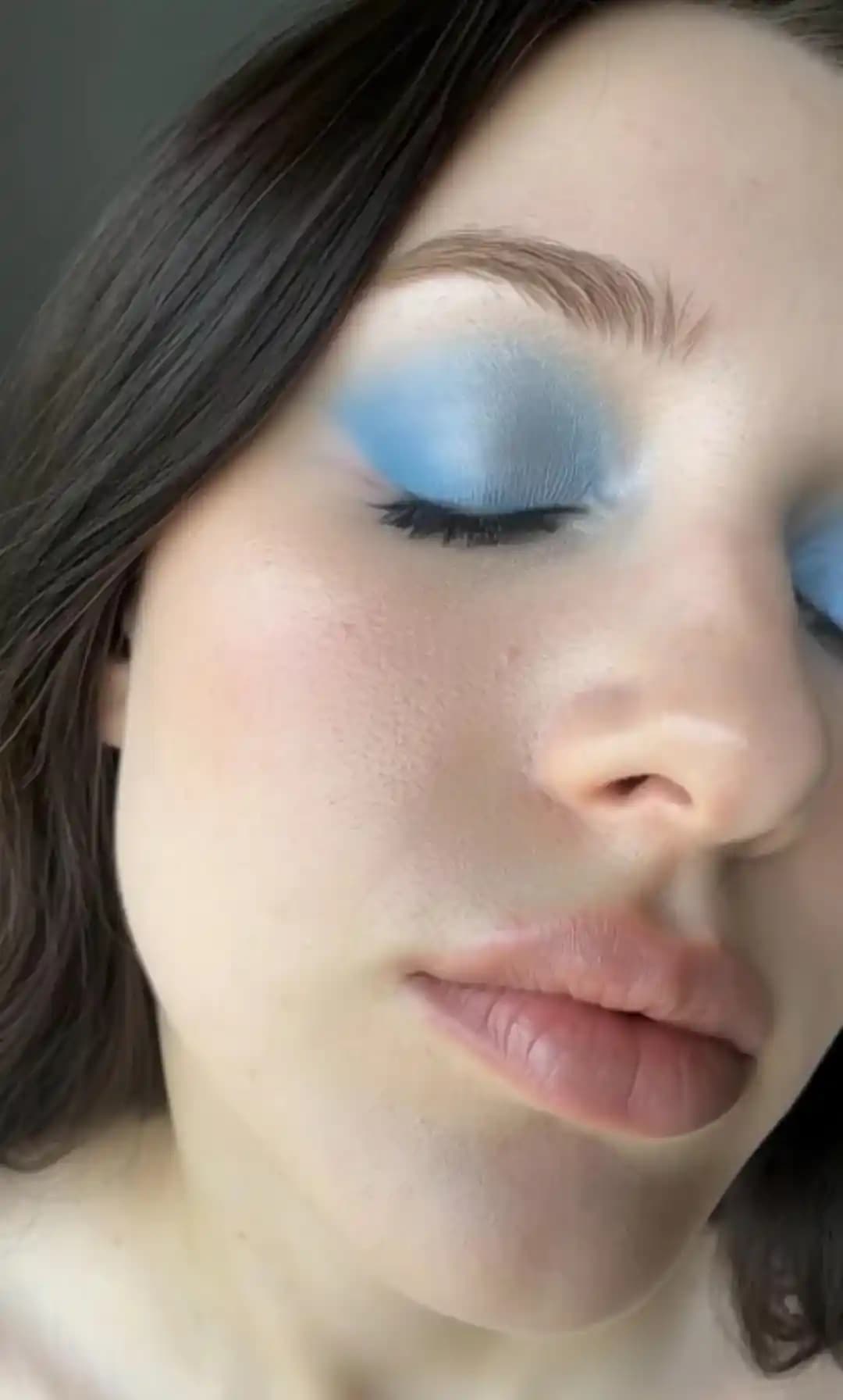 Mavi Göz Farı Uygulaması: Adım Adım Teknikler ve Ürün Önerileriyle Modern Makyaj