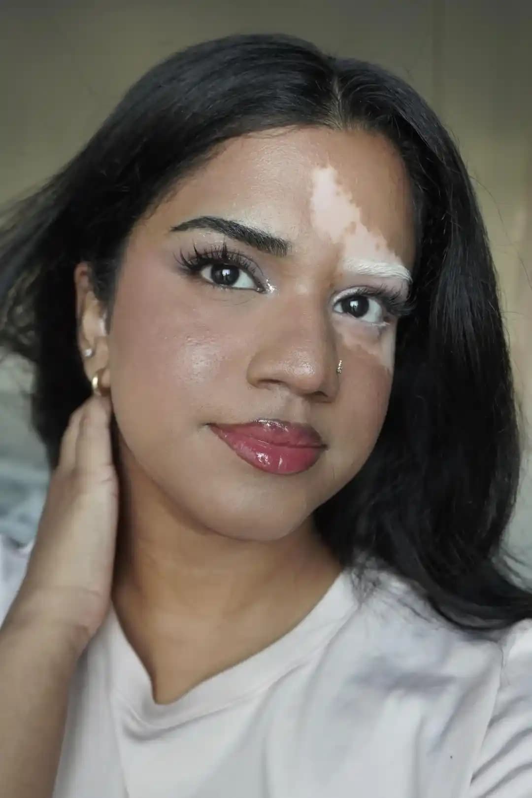 Yumuşak ve Işıltılı Makyaj Görünümü İçin Ürünler ve Uygulama Teknikleri