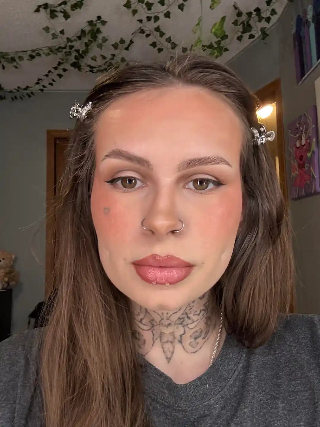 Yüz Hatlarını Yumuşatan Doğal Makyaj Teknikleri ve Ürün Seçimi Rehberi