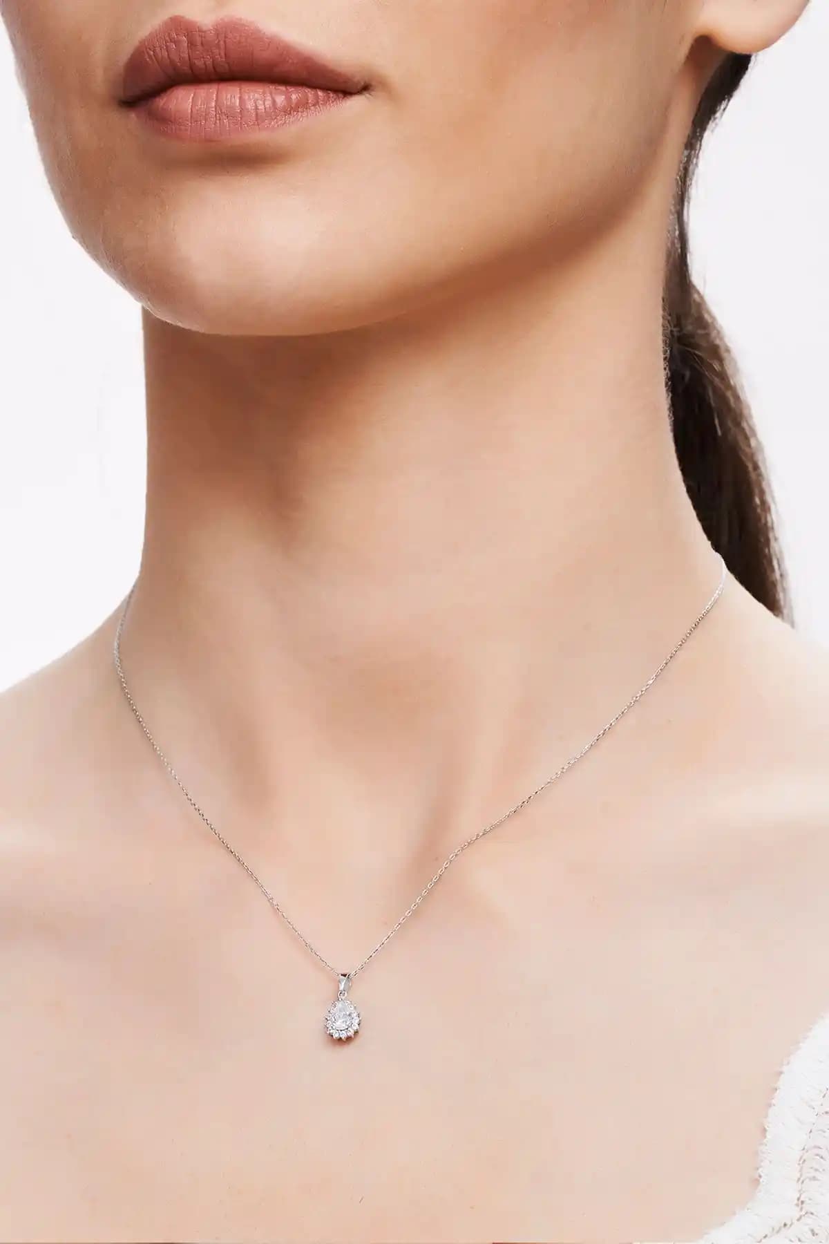 Altınbaş Altın Damla Kolye: Zarif ve Şık Minimal Tasarım ile Günlük ve Özel Günler İçin Mükemmel Seçenek