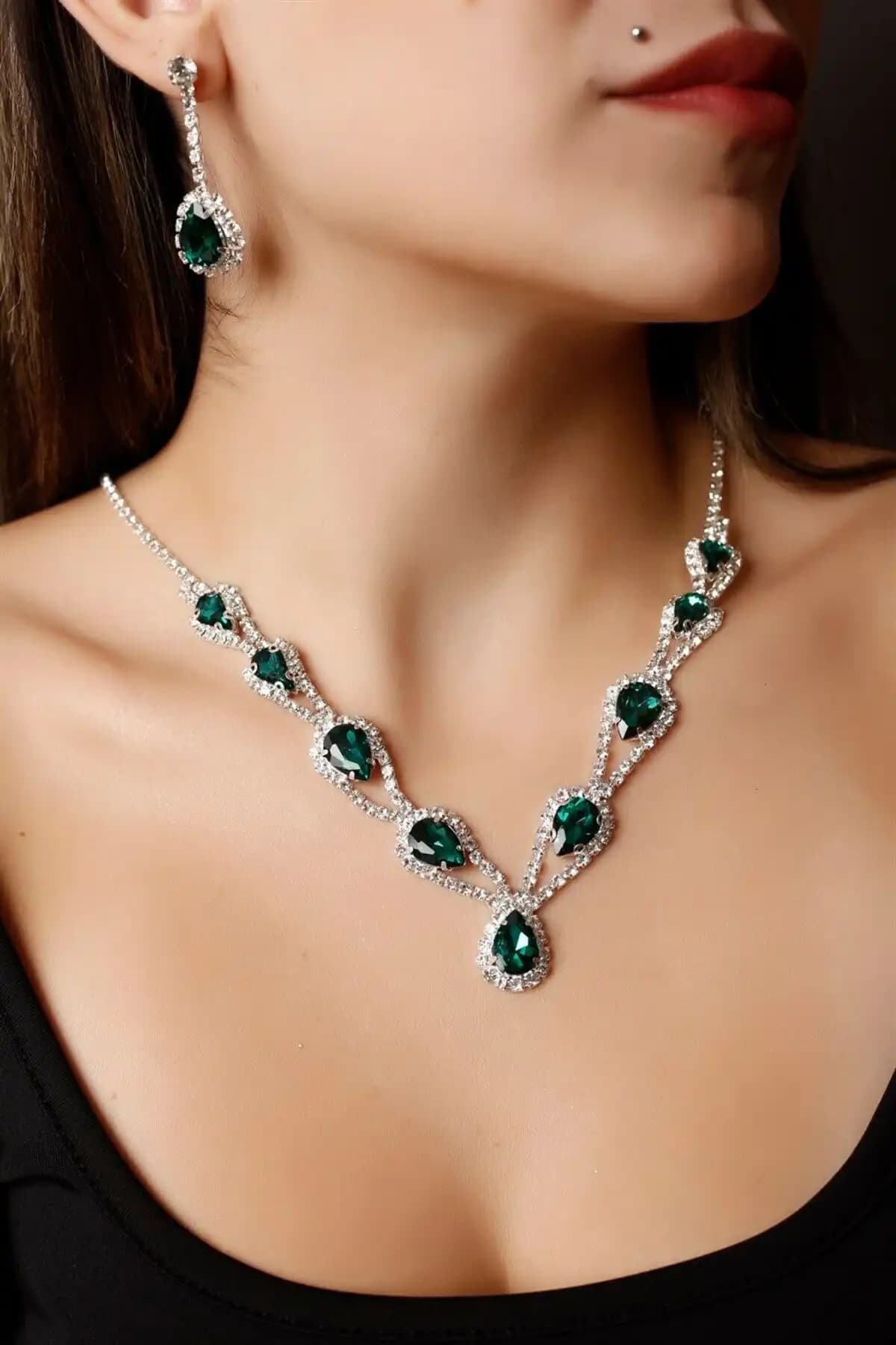 HUBANN Gümeş Kaplama Yeşil Taşlı Hürrem Seti: Şıklık ve Zarafetin Modern Yansıması