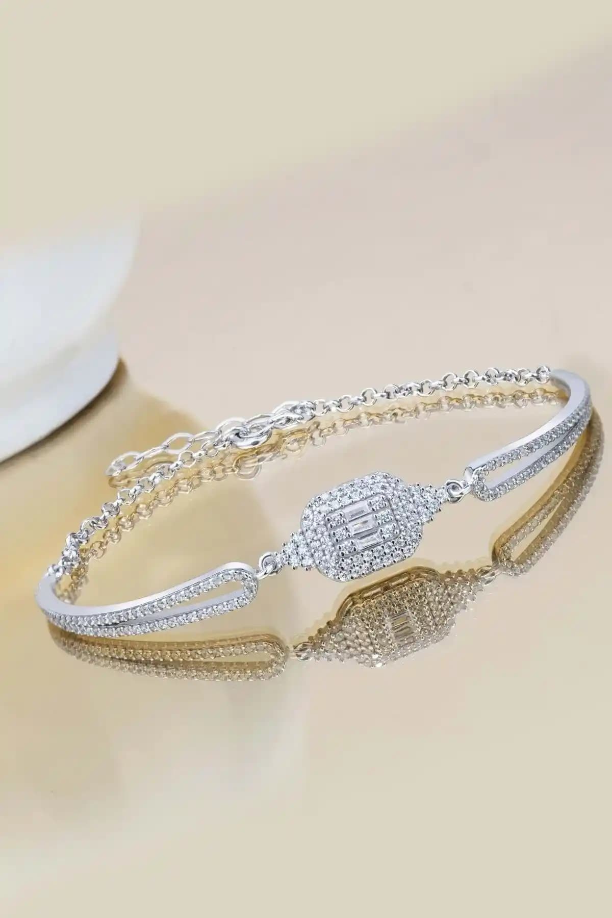 Kadın Güğüş Baget Taşlı Kelepçe Bileklik: Zarif ve Kaliteli Tasarım Ürünleri