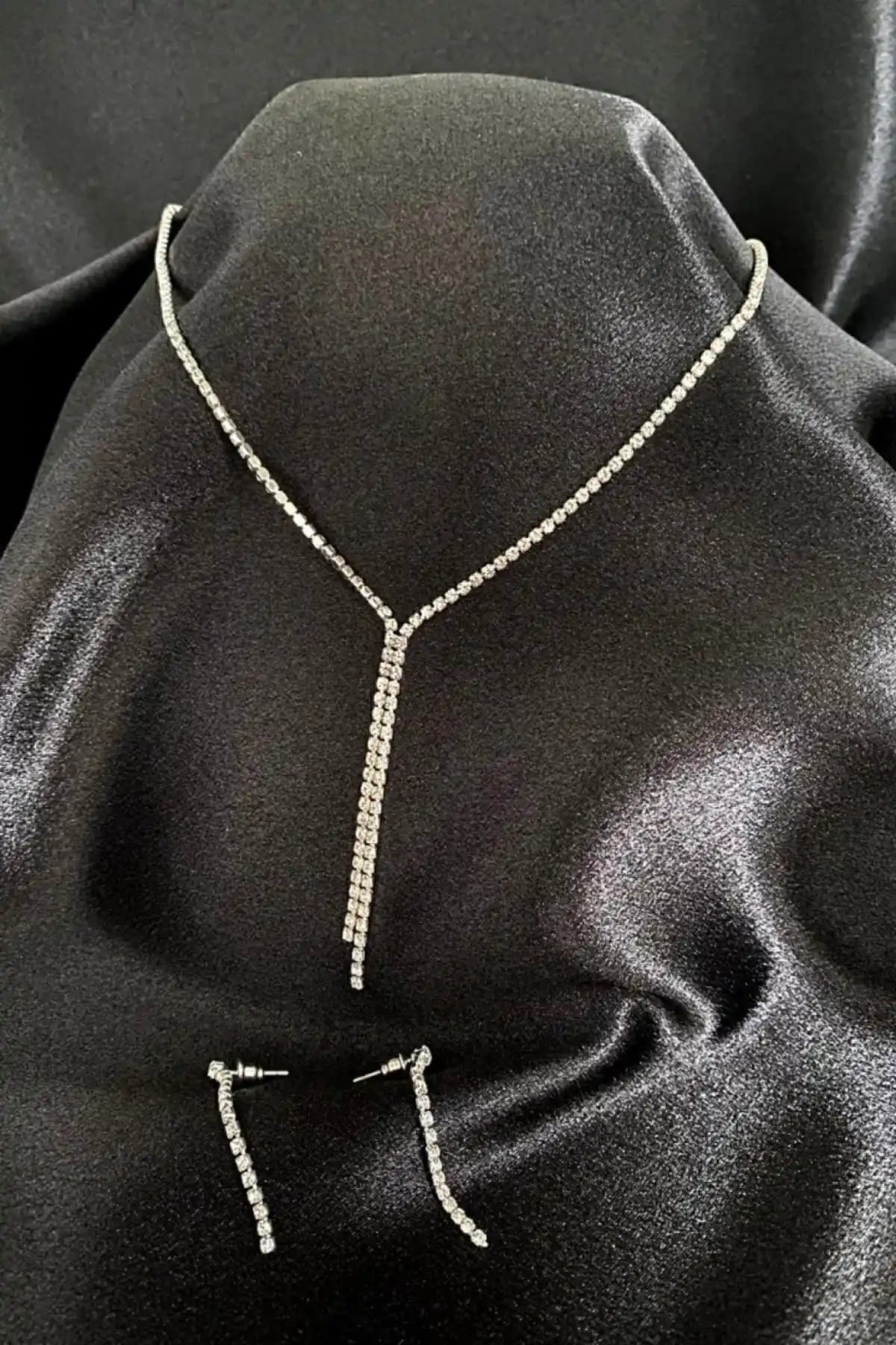 Kenan Takı'nın Taşlı Gümüş Renk Kolye Seti Şıklık ve Zarafetin Buluşması