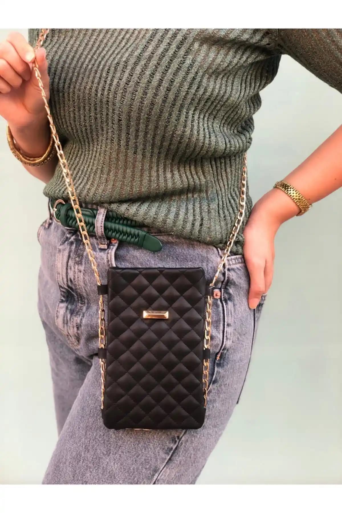 Lebina Siyah Zincirli Telefon Çantası Modern ve Şık Tasarımıyla Günlük Kullanım İçin