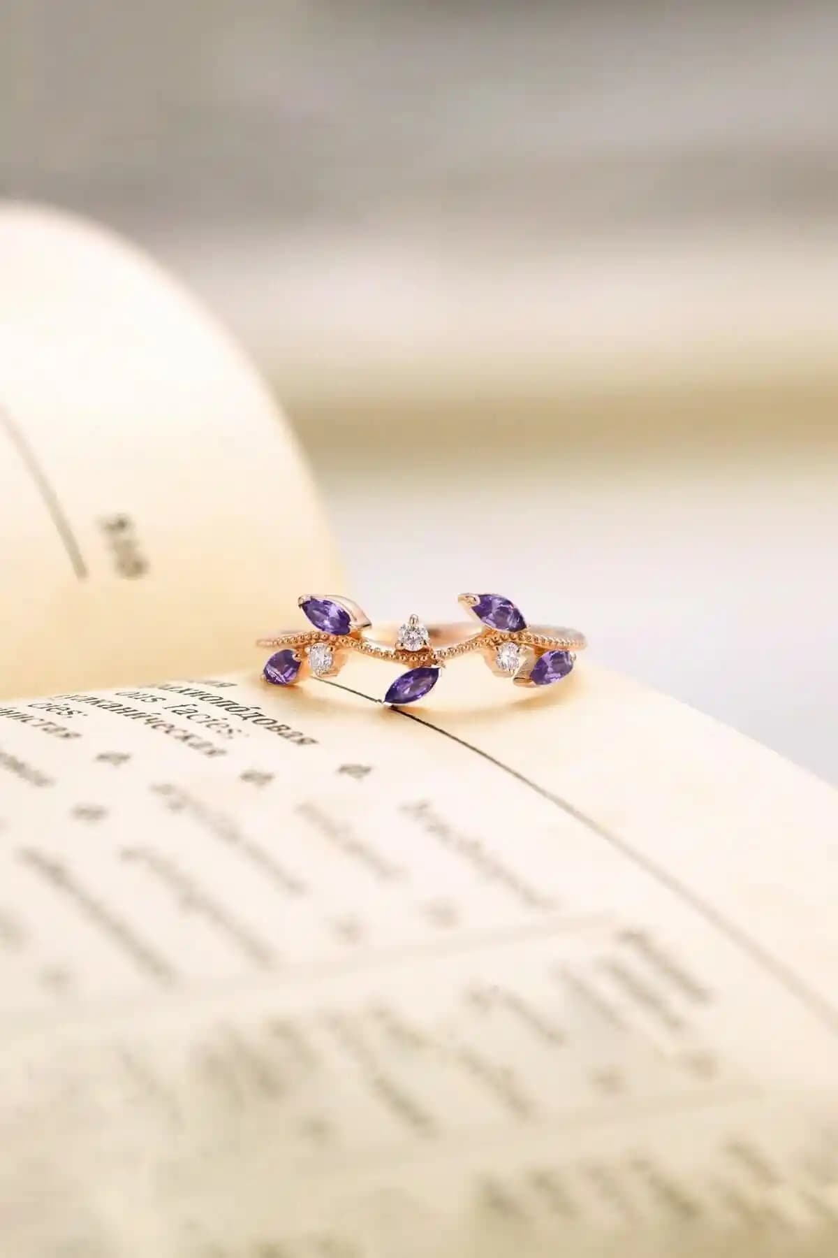 Sahira Jewelry Mor Taşlı Rose Altın Kaplamalı Kadın Yüzüğü Modern ve Zarif Tasarım