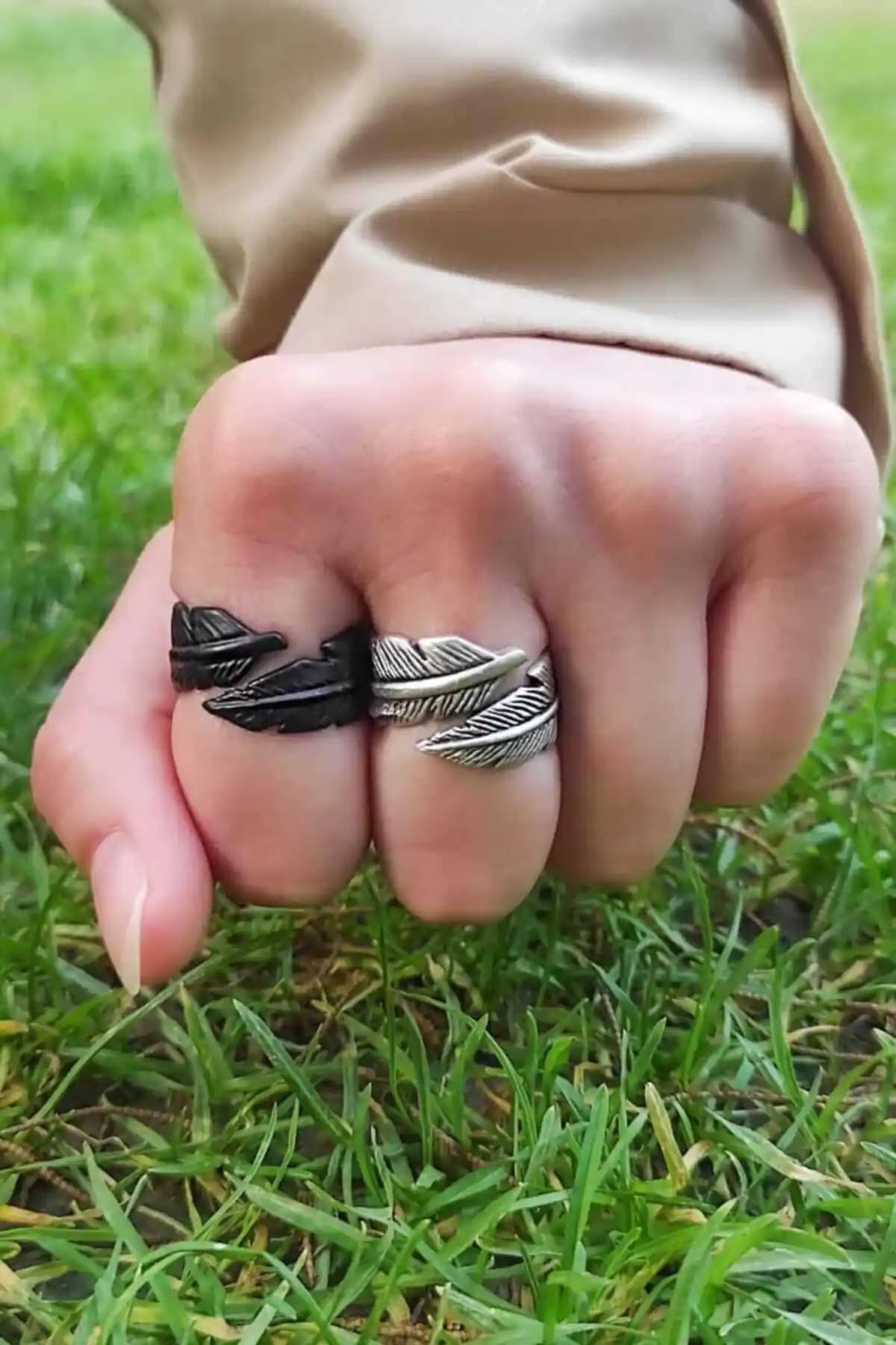 The Collection Tüy Yaprak Figürlü Siyah Unisex Ayarlanabilir Yüzük Seti Modern Şıklık