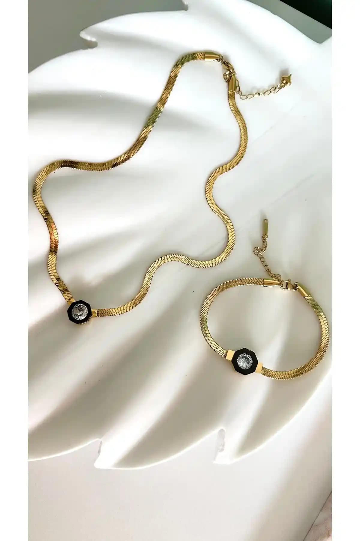 Çağla Şikel Kolye ve Bileklik Seti: Zarif ve Dayanıklı Altın Kaplama Aksesuarlar