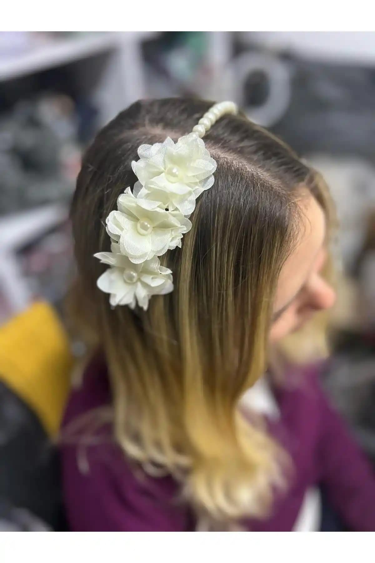 Melkady Aksesuar: Zarif ve Şık Bej Renkli İnci ve Çiçek Detaylı Taç Modeli